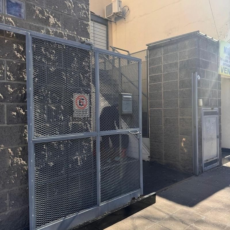 Se trabó y no abre — Cambio de guía inferior en portón corredizo. Sustitución de la guía inferior para optimizar el desplazamiento de los rodamientos en el portón corredizo. Trabajo realizado por HERREELEC.